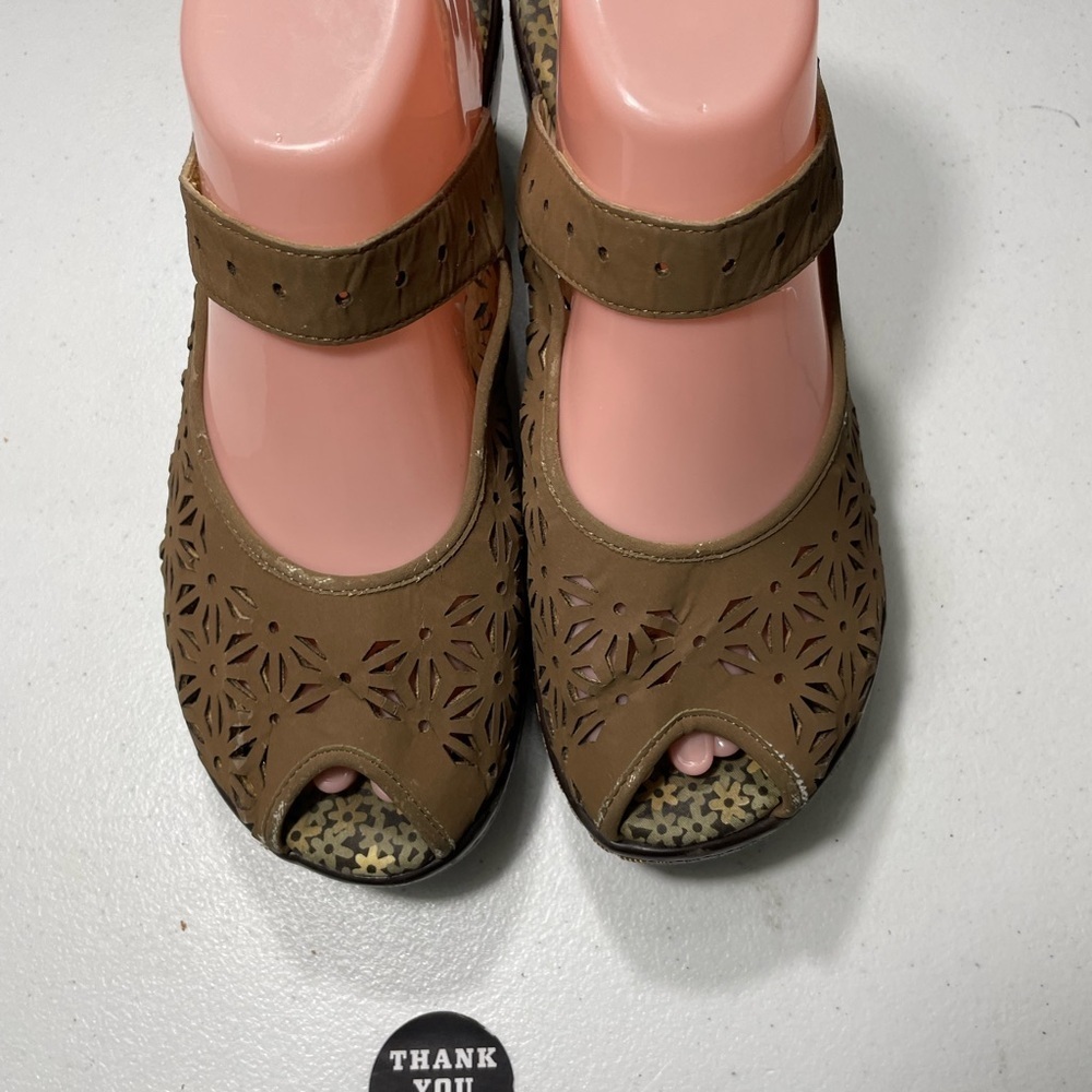 J-41  Adventure On Brown Cutout Mary Jane Shoes Size 10M SB-AG